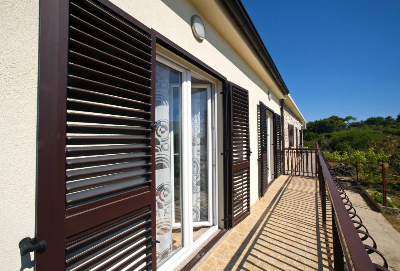 Apartments With A Parking Space Gornje Selo, Solta - 15545 Grohote Exterior photo